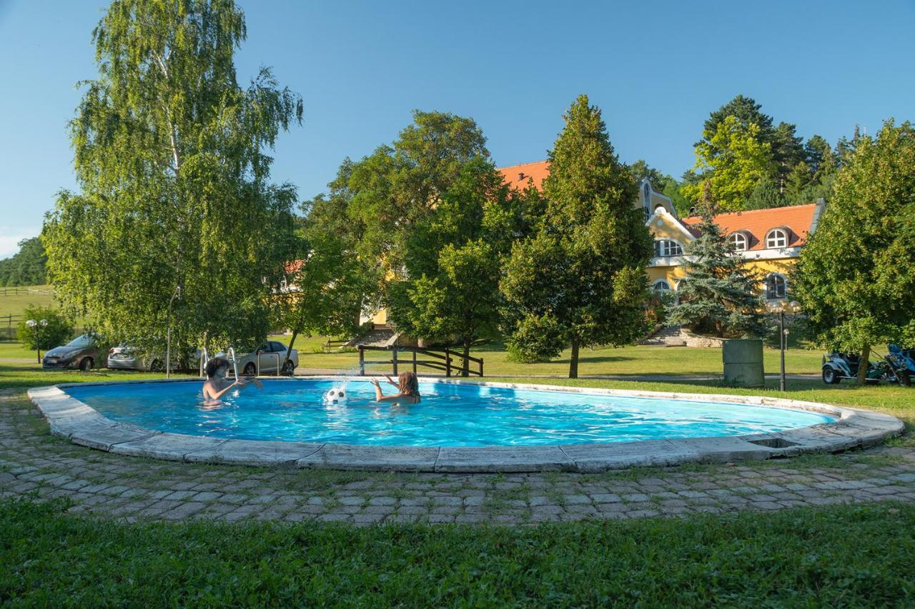 Cseri Kastelyszallo Tótvázsony Buitenkant foto
